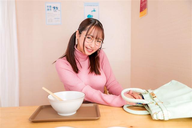 【VR】【8K・超高画質VR】コミケ参加のため『メガネ喪女』と予約したホテルが突然相部屋に…童貞の僕に隠れ巨乳の彼女に朝まで襲われ絶倫性交【星乃さん】 サンプル画像 3