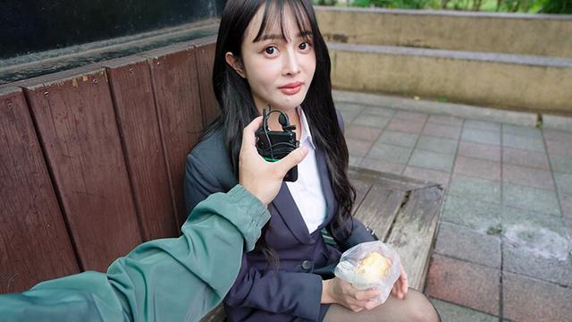 台北の某オフィス街で働く女性たちに街頭調査と偽ってチ○ポでストレス解消してあげた！！ バブ顔巨乳OL中出し＆アへ顔で感じまくるドスケベセクシー保険営業レディ編 サンプル画像 1