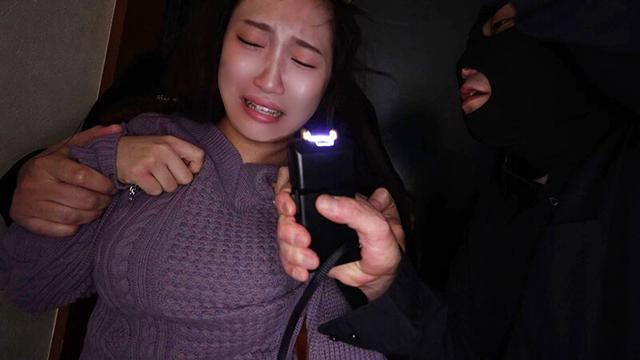 一人暮らしの女子大生を狙う鬼畜レ●プ集団自宅押込み中出し強●性交 被害者A・Sちゃん サンプル画像 2