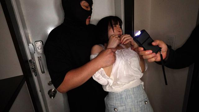 一人暮らしの女子大生を狙う鬼畜レ●プ集団自宅押込み中出し強●性交 被害者N・Mちゃん サンプル画像 1