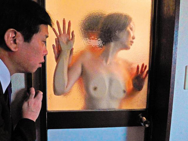 壁越しに聞こえる妻の不倫SEXよがり声に止まらない嫉妬勃起 那賀崎ゆきね サンプル画像 2