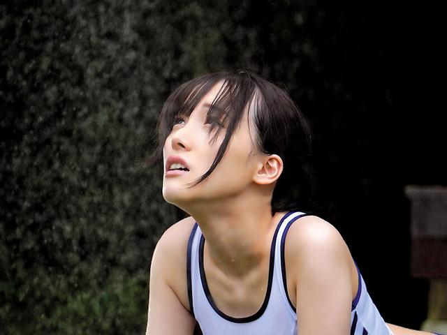 合宿中ゲリラ豪雨で全身ビショビショになった陸上部員は濡れて敏感になった透け乳首をセクハラ監督に弄られ続けチクイキ女子ランナーに仕立て上げられた 白石もも サンプル画像 1